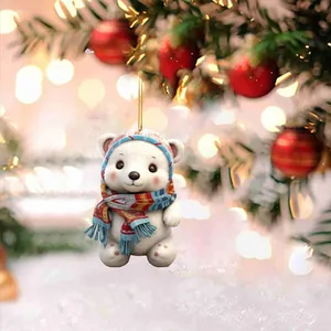 Detalle de un lindo colgante de oso polar con bufanda en un festivo árbol de Navidad