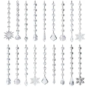 Vista detallada de varias cadenas de cuentas de cristal acrílico para Navidad