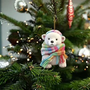 Adorable adorno navideño de oso polar con bufanda de colores en árbol de Navidad