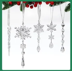Vue détaillée de flocons de neige et glaçons en cristal suspendus à une branche de Noël.
