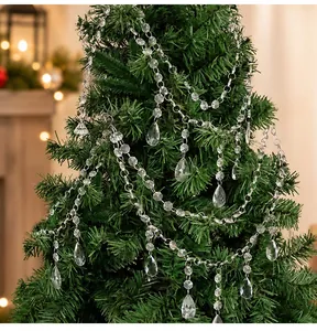 Detail der transparenten Acryl-Kristallperlenkette mit Tropfenanhängern am Tannenbaum