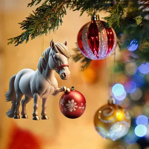 Detailansicht eines Comic-Pferd Weihnachtsanhängers an einem festlichen Baumzweig