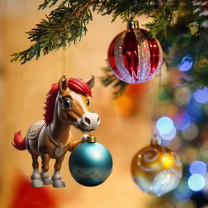 Detailansicht eines Cartoon-Pferd-Weihnachtsschmucks an einem Tannenzweig hängend