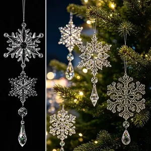Acryl Kristall Schneeflocken Anhänger am Weihnachtsbaum mit warmem festlichem Licht