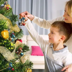 Nahaufnahme eines Kindes und seiner Mutter, die einen Baum mit Acryl-Pferden schmücken