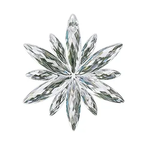 Heldere acryl sneeuwvlok hanger voor kerstboomdecoratie met kristalachtige facetten.