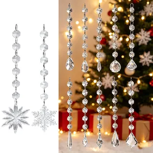 Elegante heldere kristallen kersthangers met sneeuwvlokken en prismatische kralenkettingen.