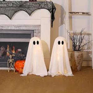 Dettaglio di due fantasmi in tessuto con luci a stringa LED bianco caldo per Halloween