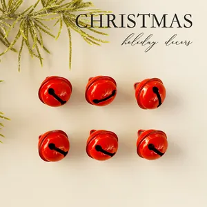 Set van zes glimmende rode kerstbelletjes voor feestelijke boom- en vakantiedecoraties
