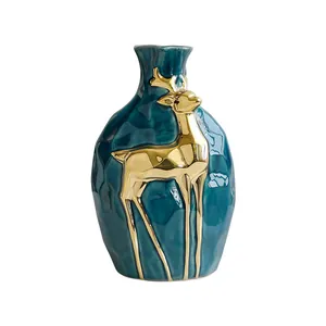 Eleganter blaugrüner Keramik-Vase mit goldener Hirsch-Relief, ideal für Weihnachts-Deko