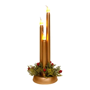 Goldene LED-Echtwachskerzen mit weihnachtlicher Tannenzweig- und Beeren-Dekoration