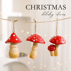 Set di tre ornamenti natalizi a forma di fungo rosso e bianco per decorazioni natalizie