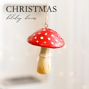 Ornamento natalizio a forma di fungo rosso e bianco per decorazioni festive.