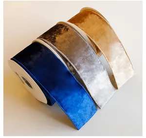 Vista detallada de lujosas cintas de terciopelo en azul, plata y oro para manualidades DIY
