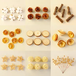 Set aus natürlichen Weihnachtsdekorationen mit Tannenzapfen, Holzscheiben und Früchten