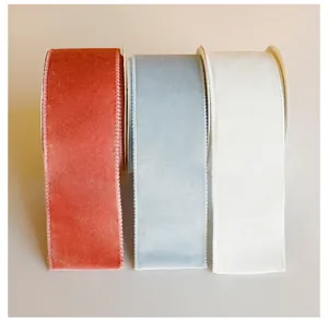Textura dettagliada de alta calidad de cintas de terciopelo en rojo, azul claro y blanco