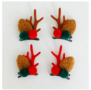 Dettaglio mollette per capelli a corna di renna di Natale con pompon e decorazioni
