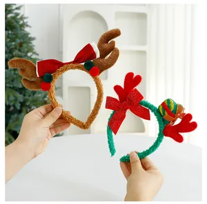Vista dettagliata di fasce festive con corna di renna, morbide texture di peluche e fiocchi
