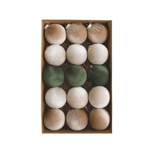 Set mit 15 handgefertigten beflockten Weihnachtskugeln in Naturfarben Grün und Beige