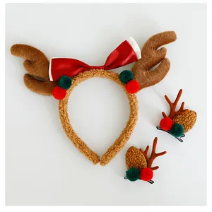 Vista dettagliata della fascia con corna di renna di Natale e set di fermagli in peluche.