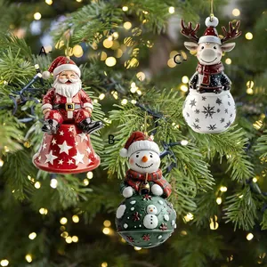 Vue détaillée de trois ornements de Noël festifs : Père Noël, bonhomme de neige et renne.