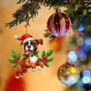 Primer plano de un adorable adorno de cachorro Boxer de acrílico en un árbol de Navidad
