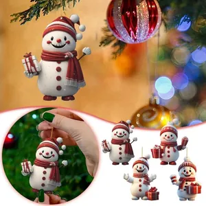 Varios adornos de muñeco de nieve de dibujos animados colgados en un árbol de Navidad.