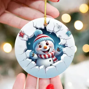 Detailansicht eines runden Christbaumschmucks mit 3D-Effekt-Schneemann-Design