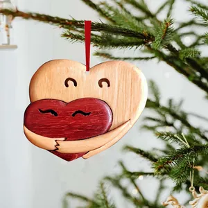 Houten hart-knuffelornament voor Valentijnsdag en kerstboomdecoratie hangend