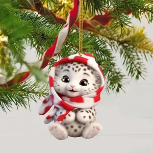 Primo piano di un simpatico ornamento in acrilico con leopardo su un albero di Natale