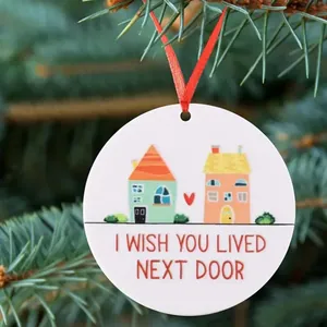 Runder Acryl-Weihnachtsschmuck mit Häusern und sentimentalem Spruch am Tannenzweig