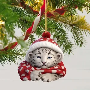 Dettaglio ravvicinato di un pendente cucciolo di leopardo con cappello di Natale.