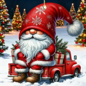 Detail van acryl kerstornament met kabouter op rode vrachtwagen in de sneeuw.