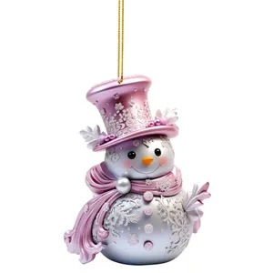 Detalle de un adorno de muñeco de nieve de Navidad en rosa y plata con copos de nieve