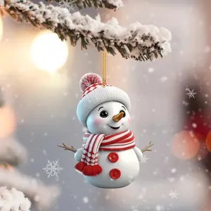 Lindo adorno de muñeco de nieve de Navidad 3D con bufanda roja colgado de un pino