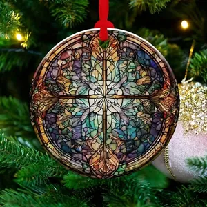 Detailansicht runder Weihnachtsschmuck mit Buntglas-Blumenmuster am Weihnachtsbaum