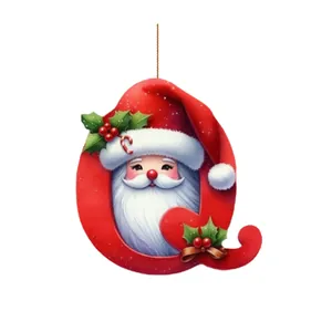 Primer plano del colgante de acrílico letra Q de Papá Noel para árbol de Navidad