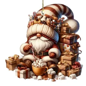Acryl kerstornament met een gezellige kabouter, cadeaus en warme chocolademelk.