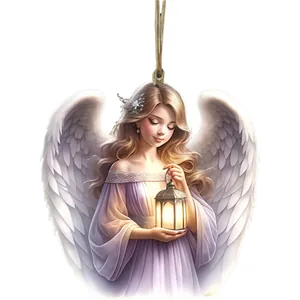 Vue détaillée d'une décoration d'ange en acrylique avec lanterne lumineuse et ailes blanches