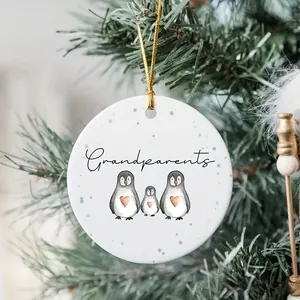 Runder Keramik-Weihnachtsschmuck mit süßen Pinguinen und 'Grandparents'-Schriftzug.