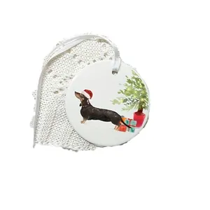 Festliches rundes Weihnachtsornament aus Acryl mit süßem Dackel und Geschenkboxen