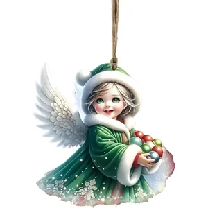 Gros plan sur un ornement d'ange en acrylique avec un manteau de Noël vert et des ailes