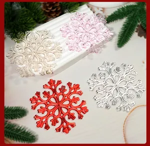 Vue détaillée d'ornements de flocons de neige colorés avec texture de cristal réaliste