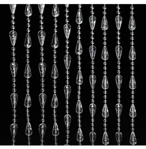 Vue détaillée de perles de cristal en forme de goutte pour décoration de mariage