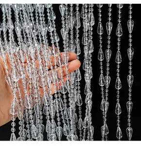 Vue macro de perles de cristal en forme de larme pour les décorations de mariage et fête.