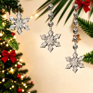 Elegante hangende heldere kristallen sneeuwvlokken voor de decoratieve kerstboom.