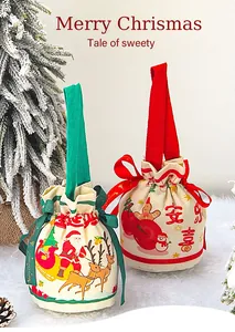 Dettaglio di sacchetti regalo di Natale in tela festosa con motivi di Babbo Natale.