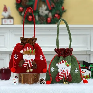 Sacs cadeaux de Noël festifs à cordon avec appliqués Père Noël et bonhomme de neige