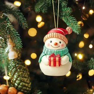 Detaillierte Ansicht eines süßen Schneemann-Anhängers an einem leuchtenden Weihnachtsbaum
