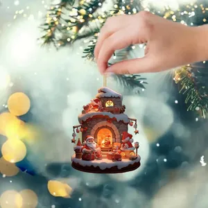 Detalle de colgante navideño de acrílico con Papá Noel junto a una chimenea
